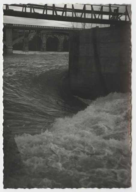 Fiume Isonzo in piena, Gorizia. Dettaglio: pilone dello sghiaiatore